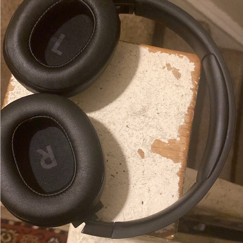 JBL Black Over-Ear Headphones with Ergonomic Design